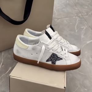 Zapatos Deportivos Cómodos de Diseño de Lujo, Blancos, de Piel Genuina, para Hombre, Estilo Casual para Caminar, con Detalles Dorados - Product Image 2