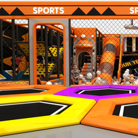 Parc de sport intérieur commercial tendance, zone d'aventure néon cyberpunk, trampoline, toboggan, équipement complet pour ninja, fabricant clé en main