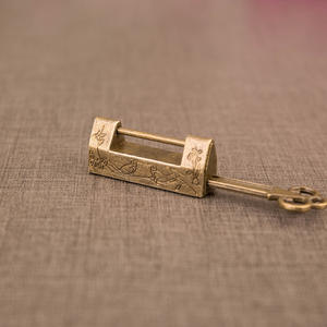 Mini serrure antique en cuivre rétro à ouverture croisée, serrure ancienne pour meubles - Product Image 3