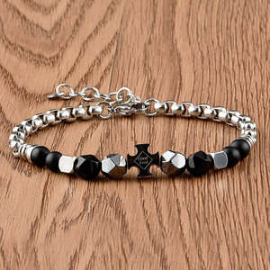 Bracelet en acier inoxydable à la mode et personnalisé avec un pendentif croix porte-bonheur et des perles d'agate noire pour accessoires de bijoux pour hommes - Product Image 4