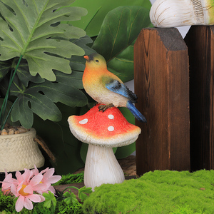 Figurine élégante en résine Redeco, <span class=keywords><strong>oiseau</strong></span> de la forêt sur champignon, design de micro-paysage, détails peints à la main pour la décoration de jardin - Product Image 3