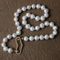 Collier minimaliste avec fermoir cœur, perles naturelles de 9 mm, perles d'eau douce enfilées, chaîne polyvalente pour clavicule, fermoir noué, 45 cm