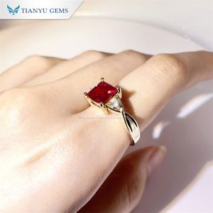 Tianyu Gems Bague de fiançailles jaune 10k personnalisée Lab Ruby Princess Cut avec bague de mariage Moissanite incolore pour les fêtes de dames - Product Image 5