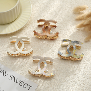 Pinza de Pelo Acrílica con Diseño de Tiburón, Estilo Moderno, para Cabello Mediano, con Agarre de Aleación, Accesorios para el Cabello - Product Image 1