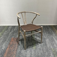 Weiß getünchte Holzoptik-Kunststoffstühle mit Y-Rückenlehne und geflochtenem Sitz – Eleganter Esszimmerstuhl für Restaurant, Outdoor, Hochzeiten und Partys