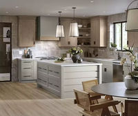 Ensemble d'armoires de cuisine de style farmhouse transitionnel du Vermont, armoire murale personnalisée en taupe chaud, armoire à étagères ouvertes
