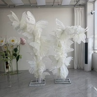 Décoration de fond géante personnalisable en forme de papillon, idéale pour les mariages, les événements de célébration haut de gamme et les fêtes.