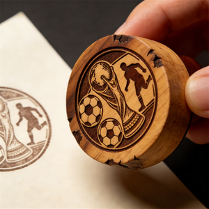Sello Conmemorativo <span class=keywords><strong>de</strong></span> la Copa <span class=keywords><strong>Mundial</strong></span> <span class=keywords><strong>de</strong></span> Fútbol 2026 con Base <span class=keywords><strong>de</strong></span> Madera, Incrustado con el Logotipo Metálico del Evento y Grabado Láser - Product Image 5