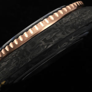 Montre-bracelet sportive décontractée en fibre de carbone robuste avec bracelet en nylon, verre saphir, aiguilles lumineuses et fenêtre de date - Product Image 4