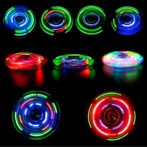 New đồ chơi sáng pha lê quay đầu, Glow-in-The-Dark Trong Suốt LED Fidget Spinner, đầy màu sắc cho trẻ em - Product Image 3