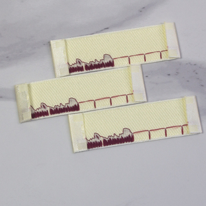 Étiquette tissée beige damassée haute densité avec logo personnalisé pour vêtements, étiquettes souples pliées sur le bord pour pulls - Product Image 6