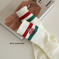Chaussettes classiques avec broderie de cerise, nouveauté de conception Oem, Chaussettes unisexes en coton personnalisées avec Logo