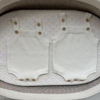 Barboteuse classique unisexe sans manches en tricot plat intemporel pour nouveau-né et tout-petit avec nœud assorti – Tenue de garde-robe