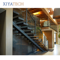 Escalier flottant contemporain XIYATECH avec marches en bois massif éclairées par LED, garde-corps en verre et limon en acier invisible