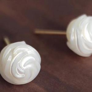 Boucles d'oreilles en perles de culture blanches sculptées en forme de roses, 8,5-10 mm, bijoux romantiques pour femmes - Product Image 2