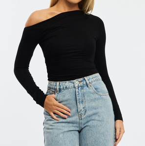 T-<span class=keywords><strong>shirt</strong></span> court asymétrique à épaules dénudées et manches longues froncé, coupe ajustée pour <span class=keywords><strong>femme</strong></span>, avec logo personnalisé, marque privée, OEM, ODM, vente en gros - Product Image 1