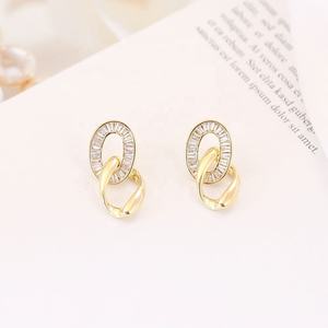 Boucles d'oreilles clous géométriques de luxe en argent 925 avec chaîne en zircon plaqué or, bijoux de niche polyvalents et tendance - Product Image 3