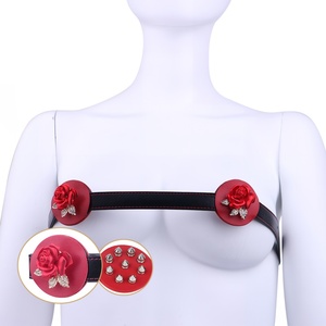 QK-B8239 Cinturón de estimulación de pezones en forma de rosa con púas metálicas, de cuero PU, para restricción del placer en el pecho, juguete sexual para coqueteo en pareja - Product Image 1