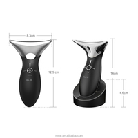 Appareil de soin de beauté pour le raffermissement et le resserrement de la peau, masseur pour le visage et le cou pour un usage domestique