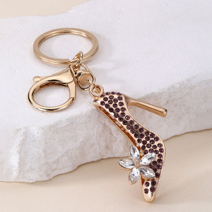 Porte-clés pour femmes, petit cadeau mignon en métal, avec motif chaussures à talons hauts, orné de strass en cristal et d'impression UV - Product Image 1