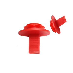 Bouchon de protection anti-poussière industriel en plastique rouge LDPE moulé par injection, avec languette de traction centrale - Product Image 2