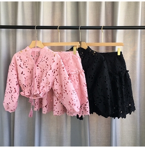 Conjunto de 2 piezas casual de moda para mujer: Camisa de manga larga de color liso con encaje, cuello alto y lazo en la cintura, y falda tipo A con diseño hueco. - Product Image 2
