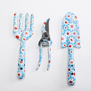 Nouvelle arrivée 3 pièces d'<span class=keywords><strong>outils</strong></span> <span class=keywords><strong>de</strong></span> jardinage floraux pour femmes ensemble d'<span class=keywords><strong>outils</strong></span> <span class=keywords><strong>de</strong></span> jardinage avec belle impression et poignées <span class=keywords><strong>de</strong></span> conception ergonomiques - Product Image 3
