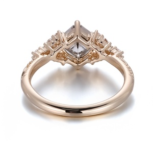 Anillo de Oro de 10k con Corte Asscher de Diseño Clásico de Lujo, con Moissanita Gris Blanca, Regalo de Compromiso o Aniversario para Mujer - Product Image 4