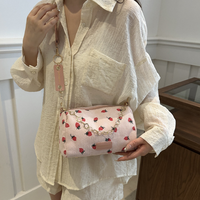Sac à bandoulière imprimé fraises avec fermeture éclair, doublure en polyester, forme cartable pour femme, idéal pour les voyages