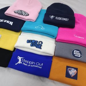 Bonnet tricoté personnalisé avec logo pour adultes, enfants et bébés – Idéal pour le ski et le patinage en extérieur – Collection Automne-Hiver - Product Image 5