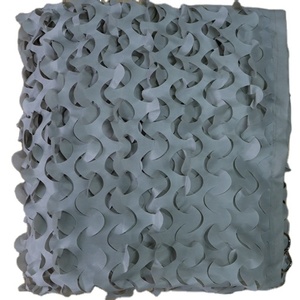 <span class=keywords><strong>Filet</strong></span> <span class=keywords><strong>de</strong></span> <span class=keywords><strong>camouflage</strong></span> <span class=keywords><strong>gris</strong></span> clair en polyester monocouche pour usage civil, avec ruban adhésif et anneaux métalliques en D, toutes saisons - Product Image 1