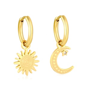 Boucles d'oreilles créoles tendance en acier inoxydable étanche plaqué or 18 carats PVD, motif soleil et lune, avec diamants, pour femmes, vente en gros - Product Image 1