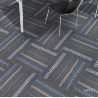 Dalles de moquette commerciales modernes à rayures jacquard 50x50, ignifuges, antidérapantes, adaptées aux animaux domestiques, en PP, isolation acoustique, pour bureau, à prix abordable