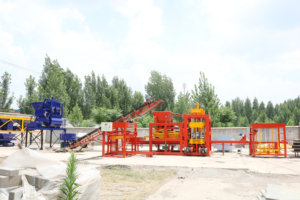 Macchina Vibrante Motorizzata Completamente Automatica QT10-15 Controllata da PLC per la Produzione di Blocchi 150x150x100mm per Cordoli - Product Image 4