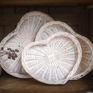 Plateau en osier tressé à la main en forme de cœur, décoration rustique pour la maison, panier de rangement pour l'organisation ménagère et la conception de cadeaux - Product Image 4