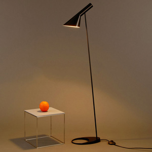 <span class=keywords><strong>Lampe</strong></span> sur pied nordique AJ, <span class=keywords><strong>lampe</strong></span> sur pied design artistique pour salon, chambre à coucher, design original, prix <span class=keywords><strong>de</strong></span> gros, <span class=keywords><strong>lampe</strong></span> sur pied en acier, décoration d'hôtel - Product Image 1