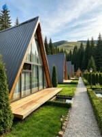 Cabane préfabriquée en bois massif, maisonnette triangulaire moderne modulaire pour hôtel, appartement, complexe hôtelier, glamping, villa de vacances