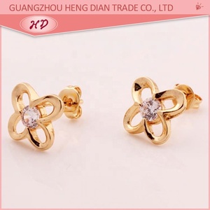 Boucles d'oreilles clous plaquées or, motif fleur creuse, zircon cubique, élégantes, pour femme, à porter au quotidien ou en soirée - Product Image 3