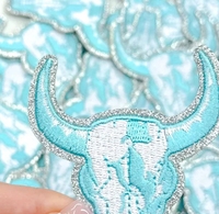 En gros, Patch brodé bleu 3 pouces avec crâne de taureau à paillettes argentées et cornes de taureau roses, thermocollant, pour chapeau de cowgirl western et casquette de camionneur