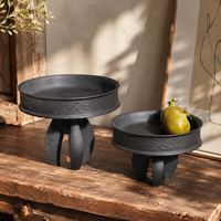 Plateau rond en céramique noire avec base sculpturale sur pieds, plateau décoratif pour la décoration de table et de la maison