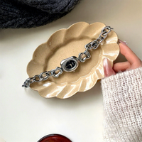 Ovale Armbanduhr für Damen im Retro-Stil Modische Legierung Quarz Glasanzeige Zeiger 28mm 9mm