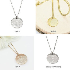 Collier pendentif rond personnalisé OEM/ODM en laiton/acier inoxydable avec gravure d'empreintes digitales, chaîne à maillons dorés pour cadeau d'anniversaire - Product Image 2