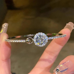 Un brazalete de circón redondo minimalista con superbrillo moderno y perfecto para fiestas, un regalo BFF versátil - Product Image 5