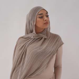 2025年ホットセール クリンクルレーヨンビスコースヒジャブ 高品質ムスリム向けカスタムショールヒジャブ LOLOVE 通気性 四季対応 デイリーユース - Product Image 5