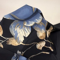 Tissu pour vêtements 100% polyester jacquard, tissage uni, satin imprimé, résistant aux plis, respirant, poids moyen, noir floral pour femmes