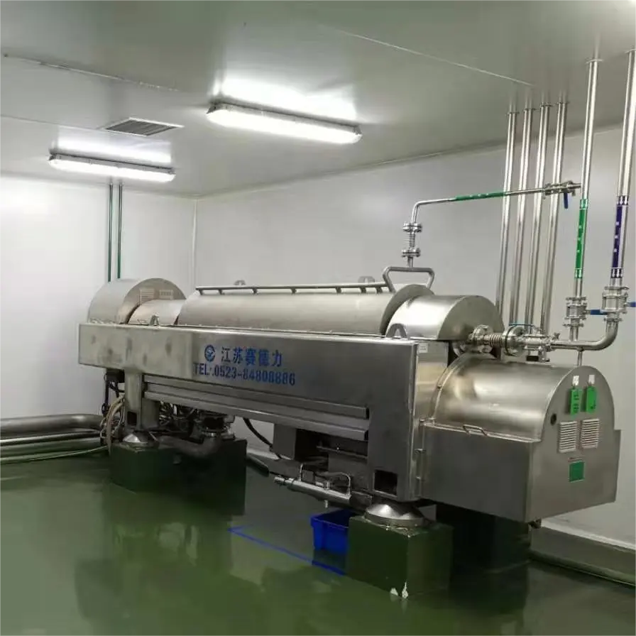 Automatic discharging decanters and centrifugal decanters for vegetable oils
