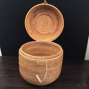 Caja de Almacenamiento Redonda de Ratán Artesanal de Lujo con Tapa, Organizador Versátil Tejido a Mano para Decoración de Hoteles Boutique y Hogar - Product Image 1