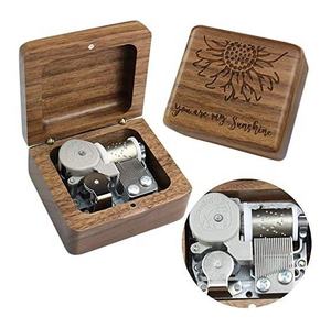 Caja de música de madera de arce cuadrada personalizada Ever Bright 2025 Mini cuerda con canción "You Are My Sunshine" para regalos de cumpleaños - Product Image 1