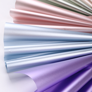Nouvelle sortie : Papier d'emballage pour bouquet floral imperméable en plastique effet brume nacrée 58*58cm, matériau d'emballage pour fleurs - Product Image 1