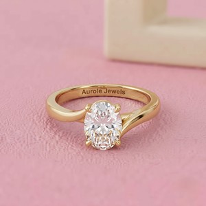 Bague de fiançailles en or avec diamant solitaire taille ovale et sertissage cathédrale, pour bijoux de mariée de créateur modernes et raffinés - Product Image 1